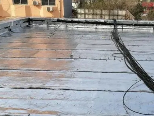 定陶卫生间漏水维修公司分享下定陶屋面楼顶防水刚性防水层施工要点。